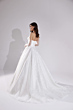 Abito da sposa D3622 Mark Loren con strascico, dettagli scintillanti e maniche trasparenti.