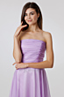 Abito da cerimonia lilla senza spalline, modello DC04, indossato da modella sorridente.