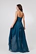 Abito da cerimonia blu HDM2027B, schiena scoperta, tessuto fluido, dettagli intrecciati sul retro.
