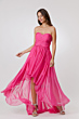 Abito da cerimonia DCL13 rosa acceso, senza spalline, con gonna fluida e sandali argentati.