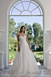 Abito da sposa Medea Linea Sposa Atelier, design elegante con scollo a cuore, sfondo giardino.