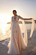 Abito da sposa ANWAR - DAMA in pizzo e tulle, sfondo tramonto sul mare.