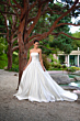 Abito da sposa Monoi linea sposae atelier, elegante e raffinato, indossato in un giardino pittoresco.