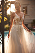 Abito da sposa BEATRIX - DAMA con dettagli in pizzo floreale, ambientato in un giardino al tramonto.