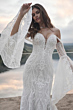 Abito da sposa Bronson di Maggie Sottero con dettagli in pizzo e maniche ampie, sfondo naturale.