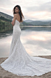 Abito da sposa Bronson Maggie Sottero, elegante con strascico, ambientato in un paesaggio lacustre al tramonto.