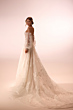 Abito da sposa CAESARIA - DAMA con ricami floreali, maniche trasparenti e strascico elegante.