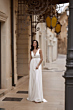 Abito da sposa bianco Mark Loren Clarity, donna in strada elegante, lampioni antichi sullo sfondo.