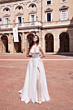 Abito da sposa MarkLoren I0822 con scollatura profonda e spacco, sfondo architettura storica.