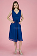 Abito da cerimonia blu HDM2114, senza maniche, lunghezza al ginocchio, sfondo rosa.