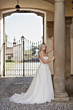 Abito da sposa Carena Linea Atelier Sposae, elegante e romantico, indossato in un portico storico.