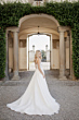Abito da sposa Carena Linea Atelier Sposae, elegante e raffinato, indossato in un cortile storico.