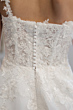 Dettaglio abito da sposa Carena Linea Atelier Sposae con pizzo floreale e bottoni bianchi.