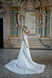 Abito da sposa elegante MERCURY di Sposae Atelier in ambientazione classica con affreschi e colonne.