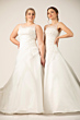Abito da sposa Cattleya CURVY, modello a-line con dettagli floreali, indossato da due modelle in studio.