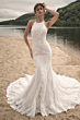 Abito da sposa FROST Maggie Sottero in pizzo bianco su spiaggia, scollo alto, design elegante.