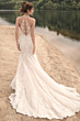 Abito da sposa Maggie Sottero Frost con schiena scoperta, pizzo elegante, su spiaggia sabbiosa.