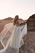 Abito da sposa INCA - DAMA in un paesaggio desertico al tramonto, con dettagli in tulle e design elegante.