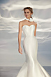 Abito da sposa L321 ARIAMO LIGHT, senza spalline, silhouette a sirena, sfondo elegante.