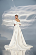 Abito da sposa L324 ARIAMO LIGHT, design elegante con spalle scoperte e lungo strascico.