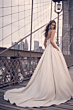 Abito da sposa ANNISTON di Maggie Sottero su ponte, design elegante e moderno.