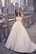 Abito da sposa Anniston di Maggie Sottero su ponte, design elegante e romantico.
