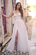 Abito da sposa Maggie Sottero GWEN, senza spalline, con spacco, in una strada acciottolata.