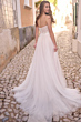 Abito da sposa Maggie Sottero Gwen, schiena scoperta, strada acciottolata, atmosfera romantica.