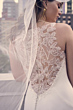 Abito da sposa Maggie Sottero Noah con ricami intricati sul retro e velo trasparente.