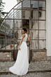 Abito da sposa Los Angeles di LINEA SPOSAE ATELIER, elegante e moderno, sfondo serra in vetro.