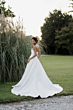 Abito da sposa Capricorn di Sposae Atelier in giardino al tramonto, elegante e raffinato.