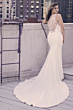 Abito da sposa NOAH Maggie Sottero con schiena in pizzo, su terrazza urbana.