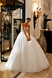 Abito da sposa POPPY di Mark Loren, design elegante con corpetto ricamato e ampia gonna in tulle.