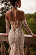 Abito da sposa PROCELLA - DAMA, schiena scoperta, dettagli floreali, sfondo naturale.