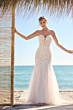Abito da sposa LAVERNA Maggie Sottero, mare sullo sfondo, dettagli in pizzo, stile romantico.