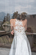 Abito da sposa Orietta con schiena in pizzo floreale, collezione Romantica, vista posteriore.
