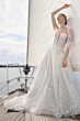 Abito da sposa AFTON di Maggie Sottero, modello in pizzo floreale, scollatura a cuore, su uno yacht.