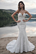 Abito da sposa Bronson di Maggie Sottero, scollo a cuore, sfondo naturale con lago e montagne.