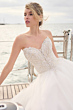 Abito da sposa Maggie Sottero Imena, scollo a cuore, dettagli ricamati, sfondo marino.
