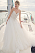 Abito da sposa Maggie Sottero Imena su yacht, scollo a cuore, dettagli intricati, mare sullo sfondo.