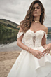 Abito da sposa KNOX Maggie Sottero, dettaglio floreale, scollatura a cuore, ambientazione naturale.
