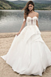 Abito da sposa Maggie Sottero Knox, scollo a cuore, spiaggia, sfondo lago e montagne.