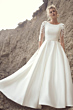 Abito da sposa MAGDALENA di Maggie Sottero con maniche in pizzo, sfondo roccioso.