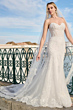 Abito da sposa Naomi Maggie Sottero, design in pizzo, scollo a cuore, sfondo romantico all'aperto.
