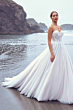 Abito da sposa Shasta di Maggie Sottero su spiaggia rocciosa, elegante e scintillante.