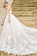 Abito da sposa Sundance di Maggie Sottero con strascico ricamato, scalinata in pietra sullo sfondo.