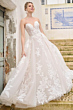 Abito da sposa Sundance di Maggie Sottero con ricami floreali, scollatura a cuore, ambientato su scala rustica.