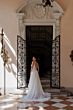 Abito da sposa "Anita" di Sposae in un elegante ambiente storico con cancelli in ferro battuto.