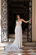 Abito da sposa ANITA di Romantica by Sposae, elegante con dettagli in pizzo, indossato da una modella su scala.