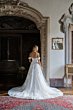 Abito da sposa Amber di Sposae Atelier in un elegante ambiente storico, vista posteriore.